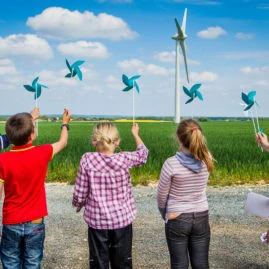 écoliers éoliennes à la main