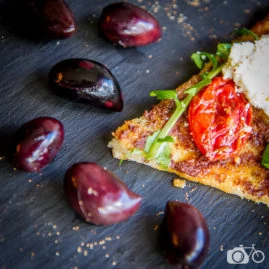 Pizza et olives sur ardoise