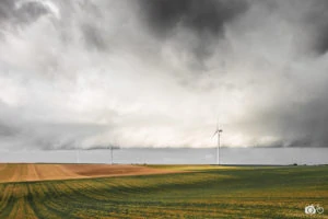 concours-photos-fee-ciel-tourmenté-et-éoliennes-dans-les-Ardennes