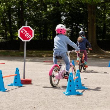 Un exemple d'animation lors de la journe mondiale de la bicyclette : des enfants prennent confiance à vélo sur un parcours