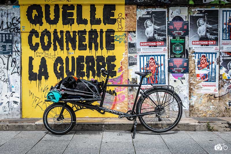 Quelle connerie la guerre, graffiti à Rennes, le photographe ambulant