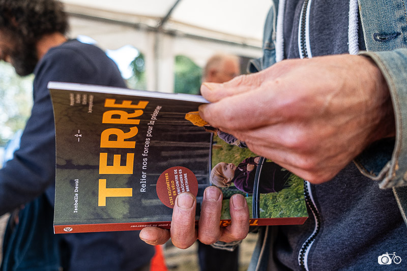 Un participant consulte TERRE, le livre sur le maraîchage en Bretagne